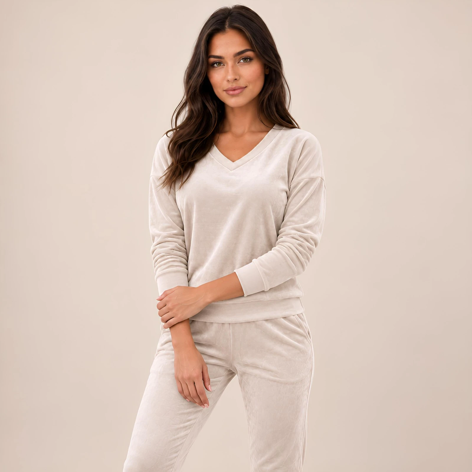 Beżowy komplet dresowy welurowy bluza V-neck + joggery - zdjęcie 3