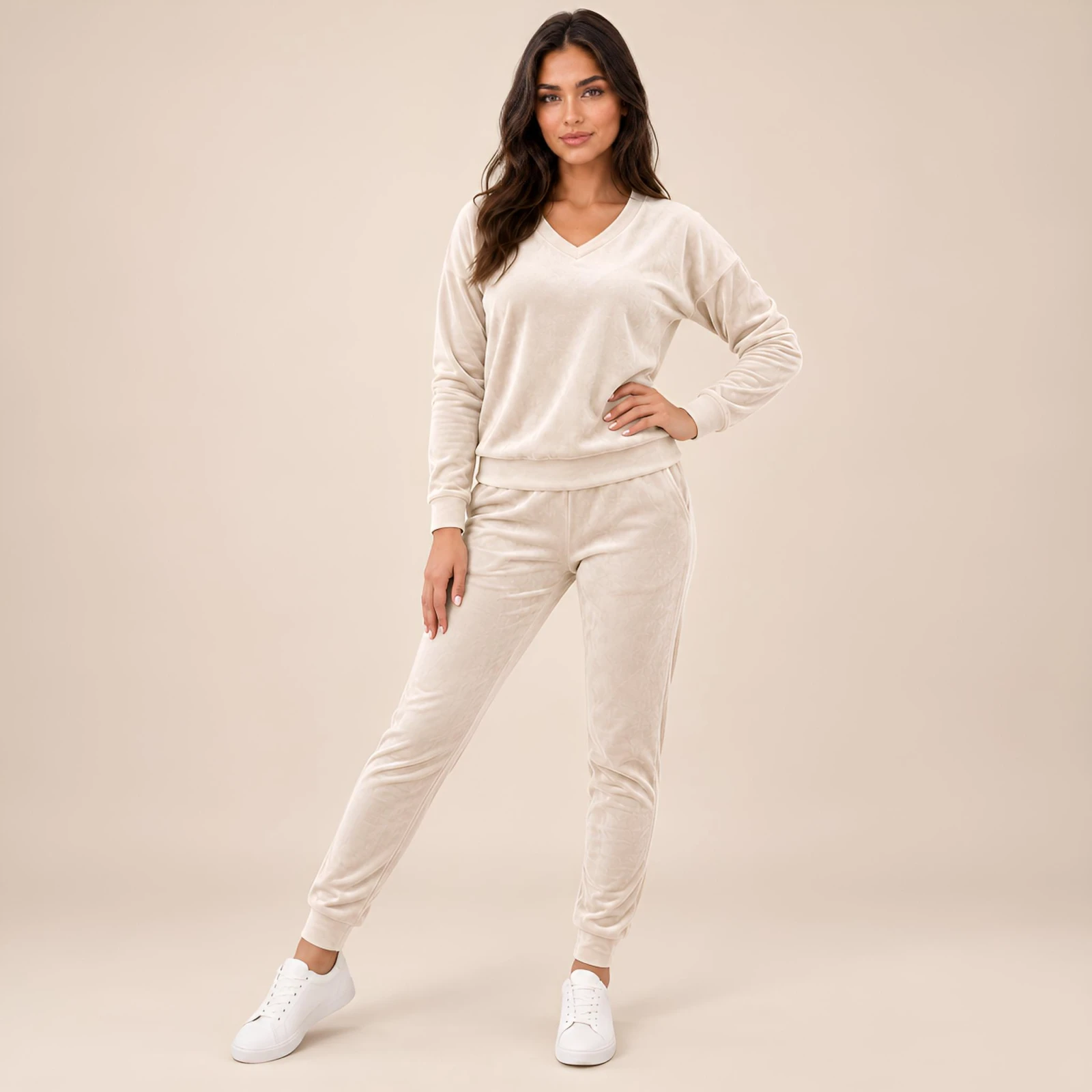 Beżowy komplet dresowy welurowy bluza V-neck + joggery - zdjęcie 4