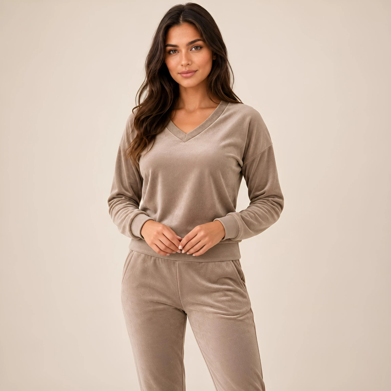Cappuccino komplet dresowy welurowy bluza V-neck + joggery - zdjęcie 3