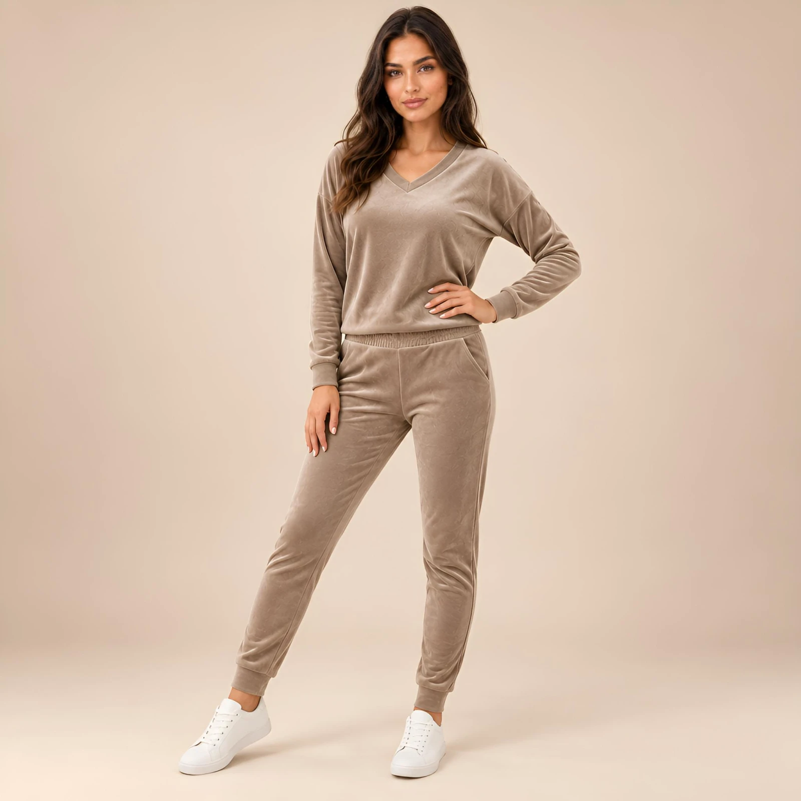 Cappuccino komplet dresowy welurowy bluza V-neck + joggery - zdjęcie 4