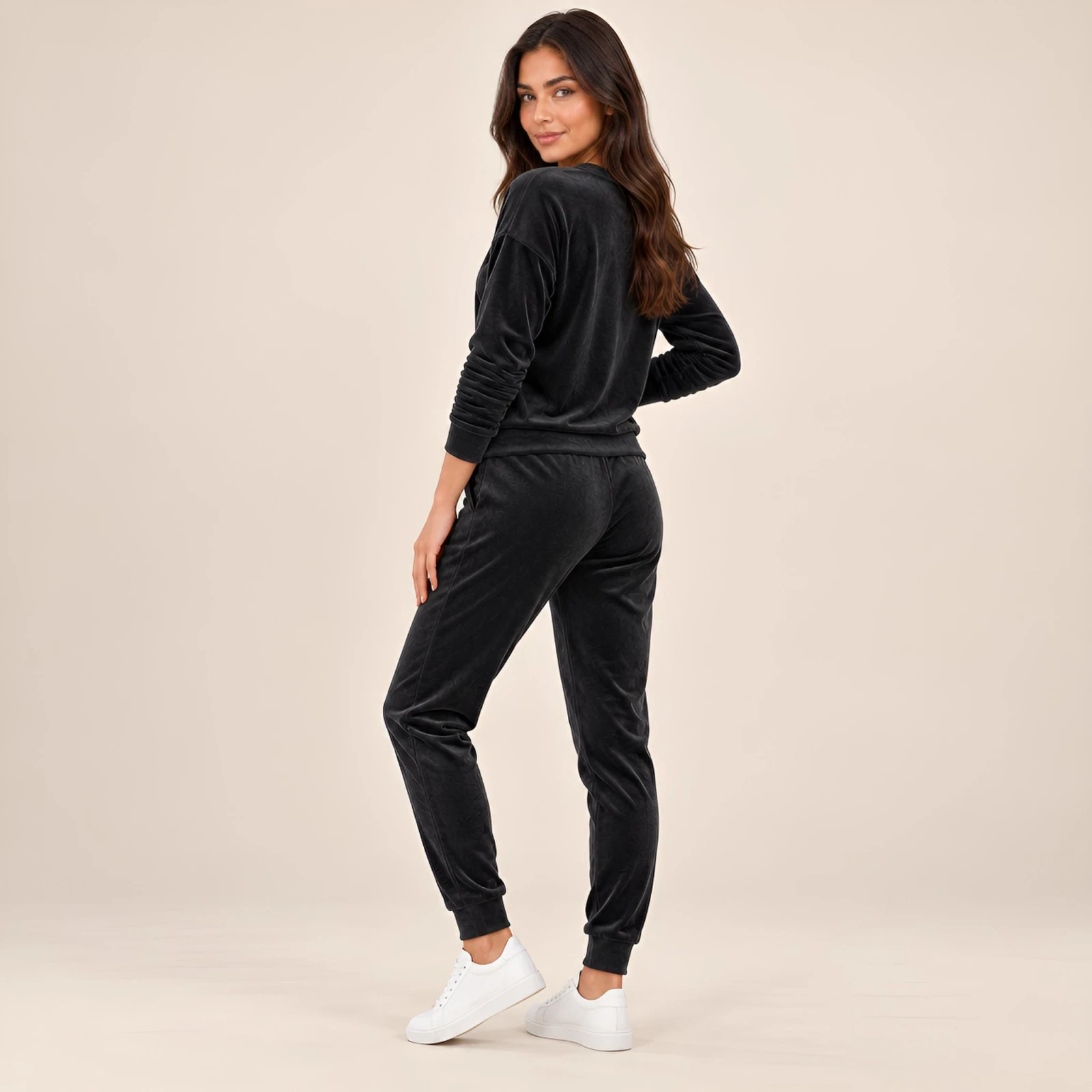 Czarny komplet dresowy welurowy bluza V-neck + joggery - zdjęcie 5