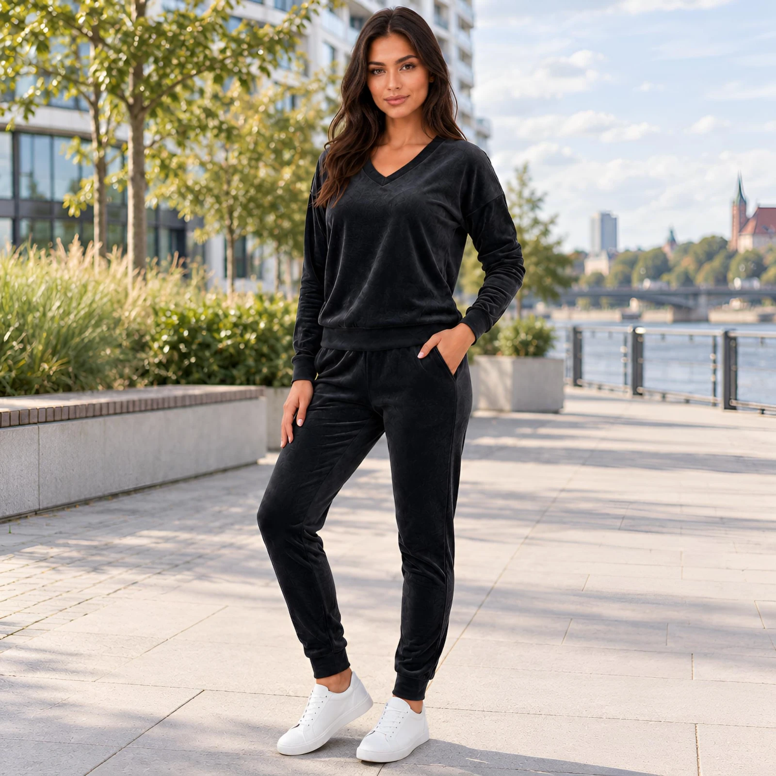 Czarny komplet dresowy welurowy bluza V-neck + joggery - zdjęcie 6