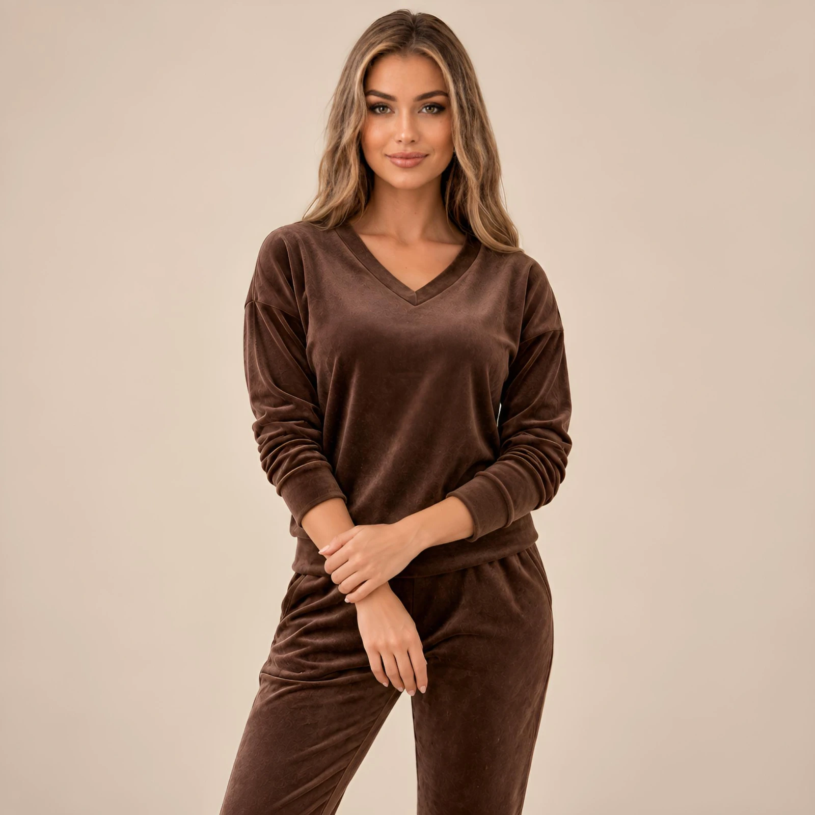 Czekoladowy komplet dresowy welurowy bluza V-neck + joggery - zdjęcie 3