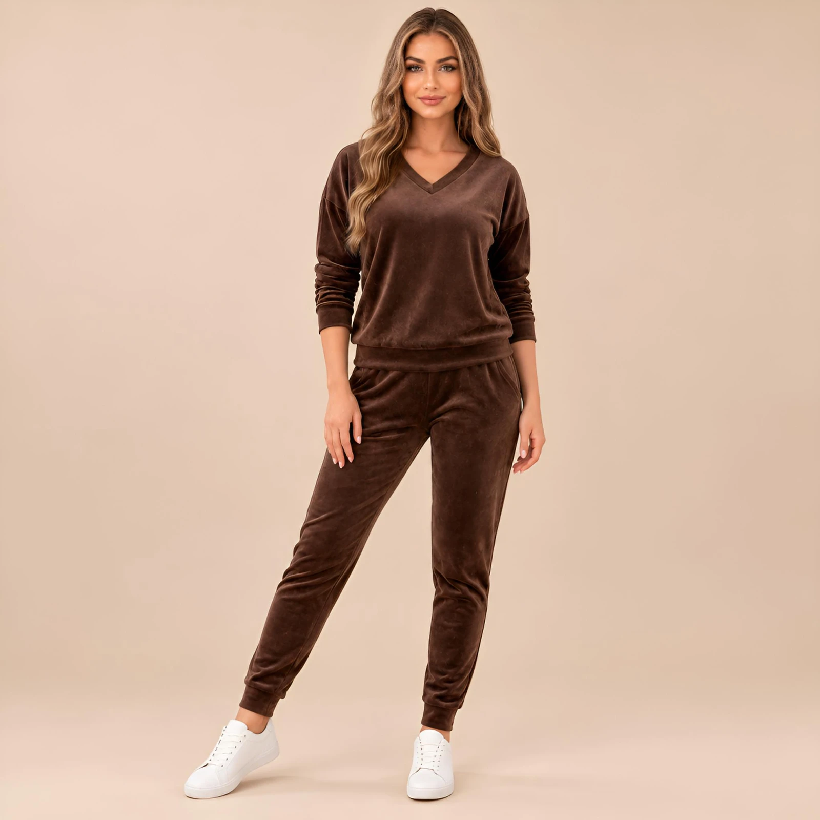 Czekoladowy komplet dresowy welurowy bluza V-neck + joggery - zdjęcie 4