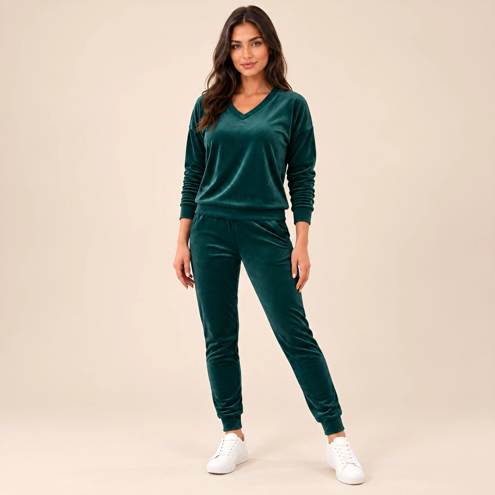 Zielony komplet dresowy welurowy bluza V-neck + joggery - zdjęcie 4