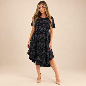 Czarna sukienka midi oversize z krótkim rękawem - zdjęcie 4