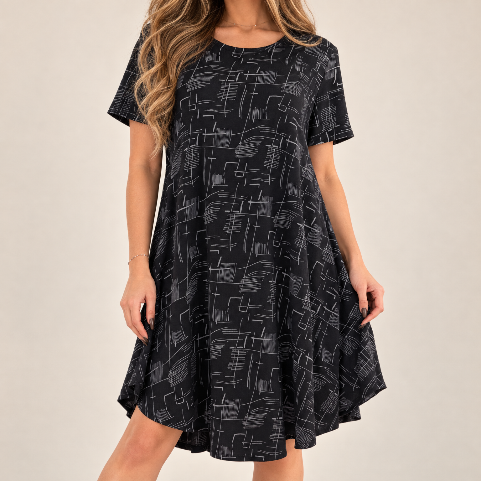 Czarna sukienka midi oversize z krótkim rękawem - zdjęcie 7