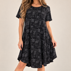 Czarna sukienka midi oversize z krótkim rękawem - zdjęcie 7