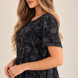 Czarna sukienka midi oversize z krótkim rękawem - zdjęcie 8