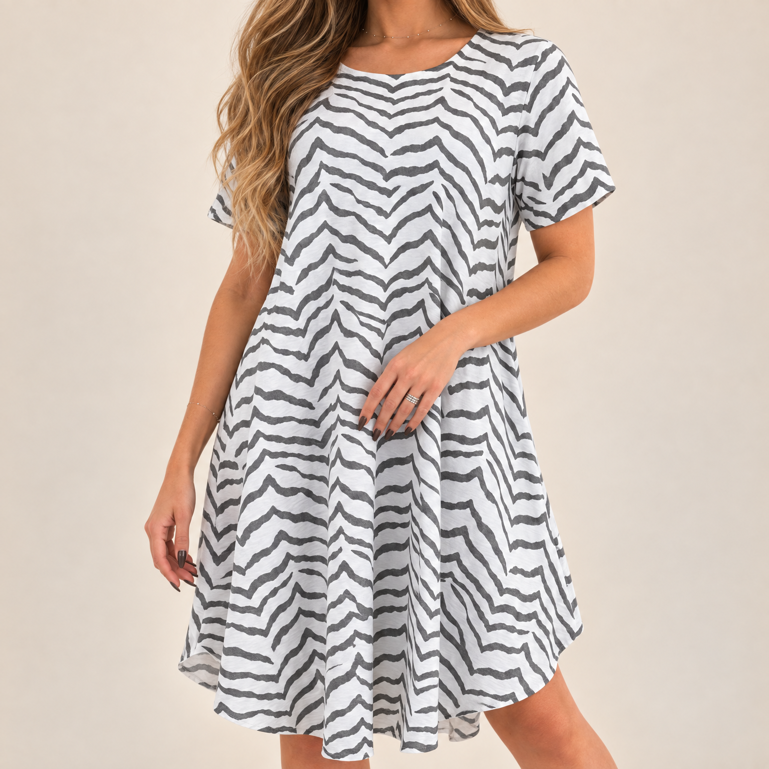 Kremowa sukienka midi oversize - zdjęcie 7